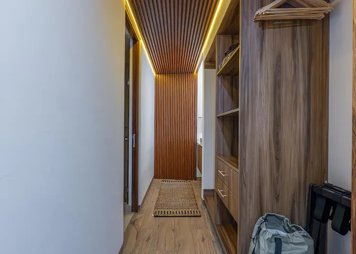 Wooden Retreat Hotel *